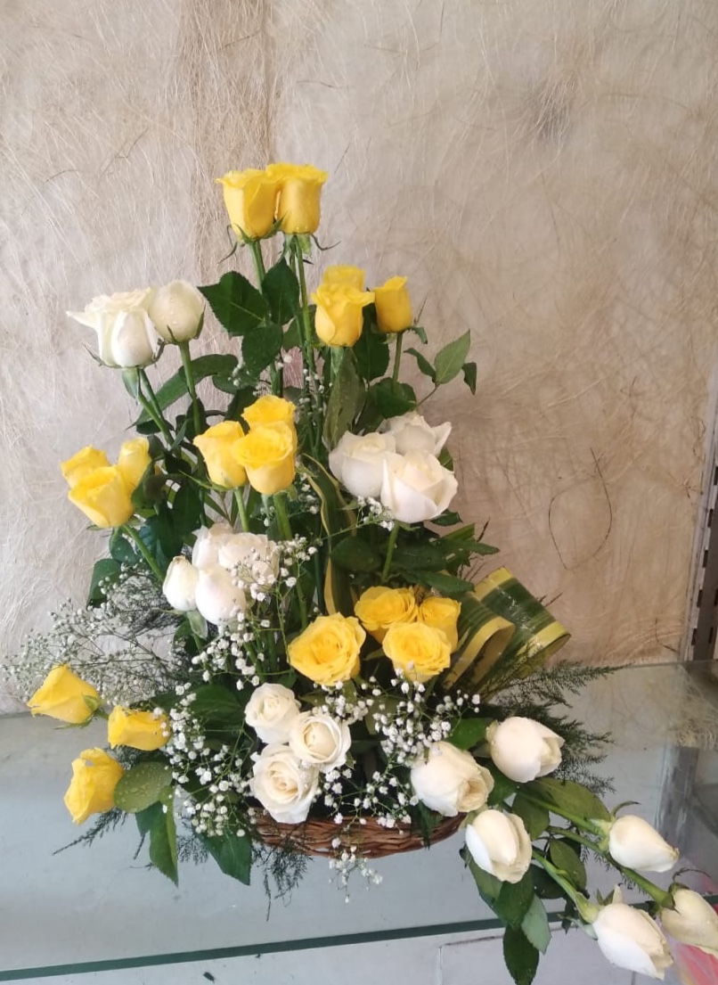 50 Yellow & White Roses BasketFlowers Delivery in Yeshwanthpur Bangalore